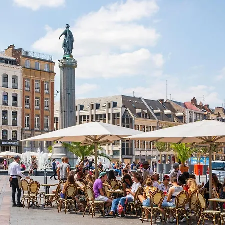 Functional Flat In The Heart Of Old Lille. Lejlighed